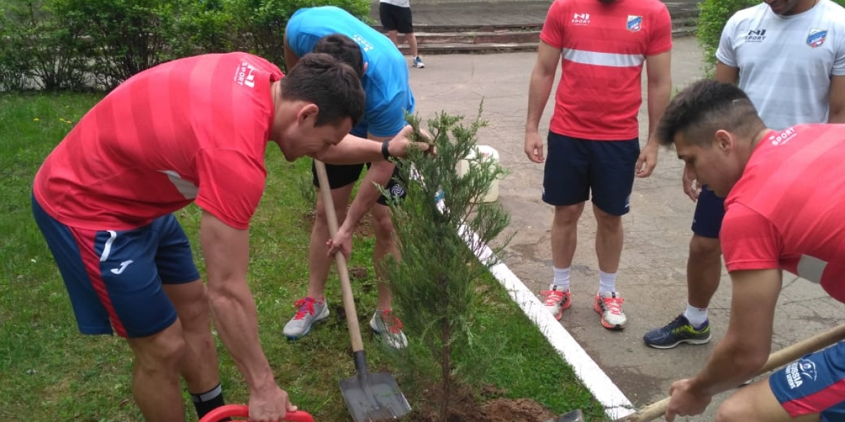 Регбисты «ВВА-Подмосковья», сажают «Лес победы» в Монино!