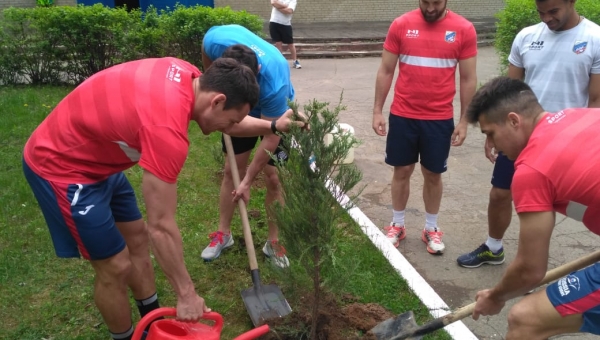 Регбисты «ВВА-Подмосковья», сажают «Лес победы» в Монино!